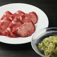 味付けしたさらしネギをたっぷりと。ごま油の香りとネギの辛みがタンを引き立てます。