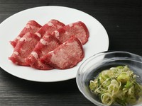 味付けしたさらしネギをたっぷりと。ごま油の香りとネギの辛みがタンを引き立てます。