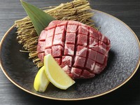 タンをダイナミックに厚切りに。格子状に切れ目を入れてタンの旨みが感じられる仕上がりに。