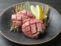 タン元といわれる部分を磨いて、柔らかい部分だけを厳選。新しい「三代目・名物」登場。