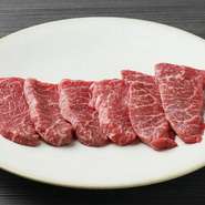 肉は骨ぎわが旨い。肋骨の間のお肉を丁寧に下処理しています。