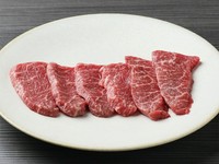 肉は骨ぎわが旨い。肋骨の間のお肉を丁寧に下処理しています。