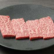 赤身の中でも特に柔らかく風味の良い部位をセレクト。下村牛のふくよかな味わいと肉の香りをお楽しみください。