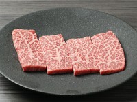 赤身の中でも特に柔らかく風味の良い部位をセレクト。下村牛のふくよかな味わいと肉の香りをお楽しみください。