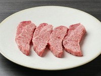 最近、スーパーでもよく目にする「ミスジ」を下村牛ならではの大判のままスライスにしました。肉の旨みが濃厚です。