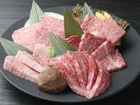 特上三種、サーロイン焼肉用、稀少部位、焼き野菜。その日最も自信のある部位を盛り合わせ。
