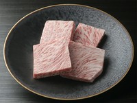 サーロイン、リブロースを丁寧にトリミングして焼肉サイズに。まがいなき、本物の特上ロースです。