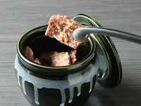 カルビに特製ダレをしっかりもみ込み、野菜と一緒に熟成。焦げないように丁寧に焼いてください。