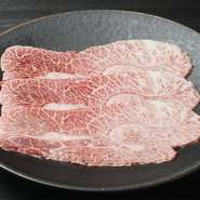 カタの一部ですが、霜降りが入りやすく、独特の食感と甘みが感じられる部位。