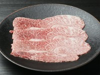 カタの一部ですが、霜降りが入りやすく、独特の食感と甘みが感じられる部位。