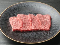 バラ肉の中でも特に柔らかく控えめなサシの部位。口の中でほろほろとほどけます。