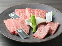 当日、自信を持ってオススメできる稀少部位を三種厳選して盛合せに。稀少部位「おまかせ」。お客様の新たな発見をお手伝いします。