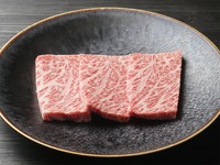馬で言うと鞍をのせる部位で別名「クラシタ」。形が座布団に似ているこの部位は。きめ細やかなサシが秀逸で特上ロースの王道。