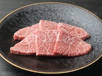 運動量の多い肩ながら柔らかく、カタの中で一番の霜降りが入り、独特な食感と脂の口どけの良さを楽しめます。最近、結構メジャー。