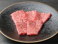 キメは粗いが厚切りでもやわらかで、濃厚な赤身の味わいが堪能できる逸品。エキス部分やゼラチン質が豊富で濃厚な味わい。