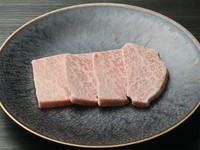 赤身と脂肪が立体的にかみ合い、味は濃厚、風味豊か。
芸術的な霜降りから、マグロの「大トロ」に例えられる部位。芸術的霜降り。