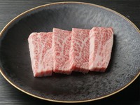 ボンレスショートリブ、略して「ボンショー」。
キメ細かい霜降、とろけるような食感、まさに特上カルビの王道。