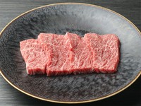 脇腹にある希少部位で、形が貝の実に似ていることからの呼び名とも。ヒレにつながる部位のためとてもやわらかいのが特徴。