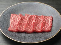 マルから取れるザ・あかみ。原体の断面が亀の甲羅に似ているところからの名称。きめ細やかで赤身の味わい深い。赤身焼肉の王道部位。