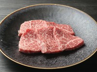 モモ肉の中で「マル」にある希少で極上の赤身肉。弾力があり細かく柔らかい。味に癖や脂のしつこさはなく上品に味わえる部位。