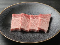 関西圏では「ひうち」と呼ばれている、モモ肉マルの中で一番霜降りが入る部位。味わい深くとても柔らかい部位。