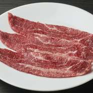 【頬肉】常に動いているので繊維質が細かく旨み濃厚。薄くスライスしてご提供。