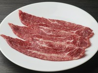 【頬肉】常に動いているので繊維質が細かく旨み濃厚。薄くスライスしてご提供。