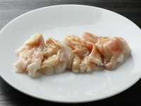 【小腸】黒毛和牛のホルモンはもつ鍋に代表される脂のりのよい、甘みが感じられる逸品。