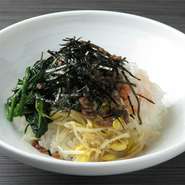 韓国食事メニューの代表格。混ぜ合わせることで一口で様々な味が口の中に広がります。