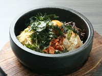 石焼きビビンバのポイントは「おこげ」。仕上げはお客様の腕次第。コチュジャンはお好みで。