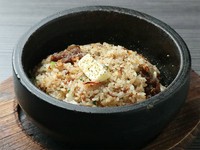 ニンニクと牛脂が織りなす禁断の味。アクセントにお肉の細切れ入り。ニンニク焦げると食欲増進。