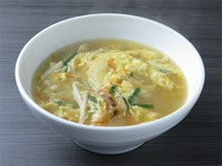 牛スジ、牛骨、その他、いろいろな部位をリッチに煮込んだスープが味の土台。優しい味付け。