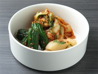 カット、漬け込み、全て手作り。白菜、キュウリ、大根の三種盛り合わせ。お肉と相性バツグン。