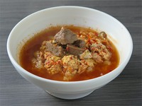 定番のクッパに辛み増し、肉増しの豪華仕上げ。カルビの旨みが強力なパンチ力。