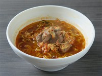 焼肉の後のシメは麺。街のラーメン屋さんでは味わえない、牛ダシ、カルビのせ。