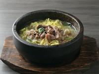 じっくりコトコト煮込んだ、黒毛和牛のダシを感じるあっさりとした塩ラーメン。