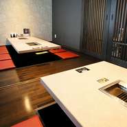 掘りごたつの半個室があり、12名までゆったりと食事を楽しめます。真ん中をパーテーションで仕切ることができ、4名用＋8名用としても使え、少人数での宴会におすすめです。※個室料金1,000円となります。ｌ