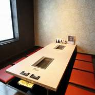 落ち着いた雰囲気の店内には、半個室が完備されており、接待などのおもてなしの席としても利用できます。掘りごたつなので、年配のゲストにも最適。極上素材の焼肉に、自然と会話も弾みます。
