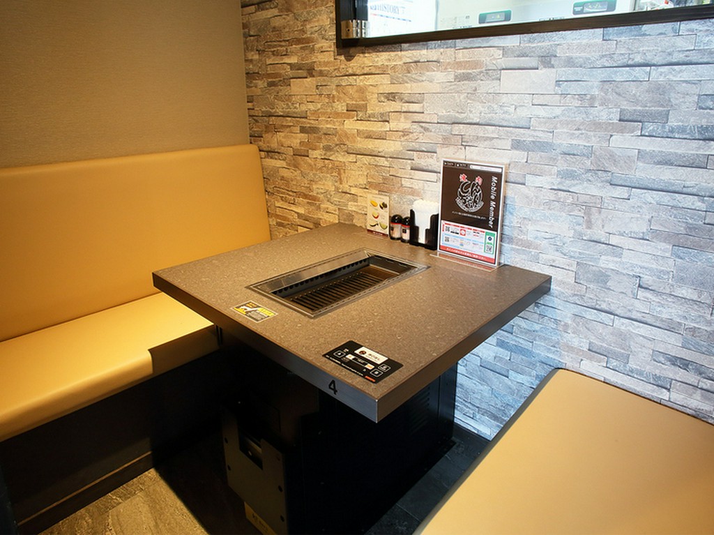 デートにおすすめの2人席は、リラックスできるベンチシート