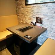 誕生日や記念日には、選りすぐりの和牛を味わう焼肉デートはいかがでしょうか。美味しい焼肉がお祝いムードに花を添えてくれます。無煙ロースターになっているので、煙やにおいが気になりません。