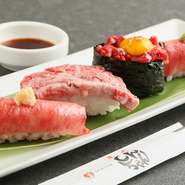 その日のおすすめの盛り合わせ。寿司職人歴が長い店主ならではの特製の品です。人気メニューで、〆に是非いただきたい！酢飯と軽く炙った肉の旨みが口の中でとろけます。