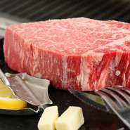 脂肪が少なく、きめ細かい舌触りが特徴の上質なヒレ肉を堪能できる定番メニュー。テーブル席のお客様はスタッフが焼いてカットします。柔らかく、溢れる肉汁がたまらない逸品です。
※150g：2,310円もあります。