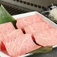 霜降りがきれいで美しい、希少部位のザブトンを使用。しゃぶしゃぶのようにさっと炙って、塩ダレで和えた白髪ネギを巻いて食べます。溶けた脂がとても甘く、ネギのシャキシャキ感と塩ダレのコクが相性抜群。