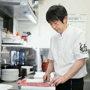 「決して手を抜かず、すべて良い状態で出す」がモットー。特に鮮度にはこだわっておられ、鮮度が味に直結する内臓系は、新しいものが入ったら古い方は廃棄するそうです。