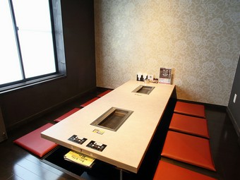 掘りごたつの半個室など、くつろげるつくりの店内