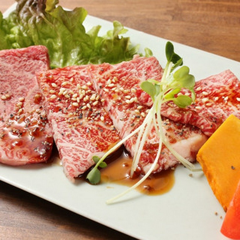 サシの状態や肉質の柔らかさで厳選される『和牛カルビ』