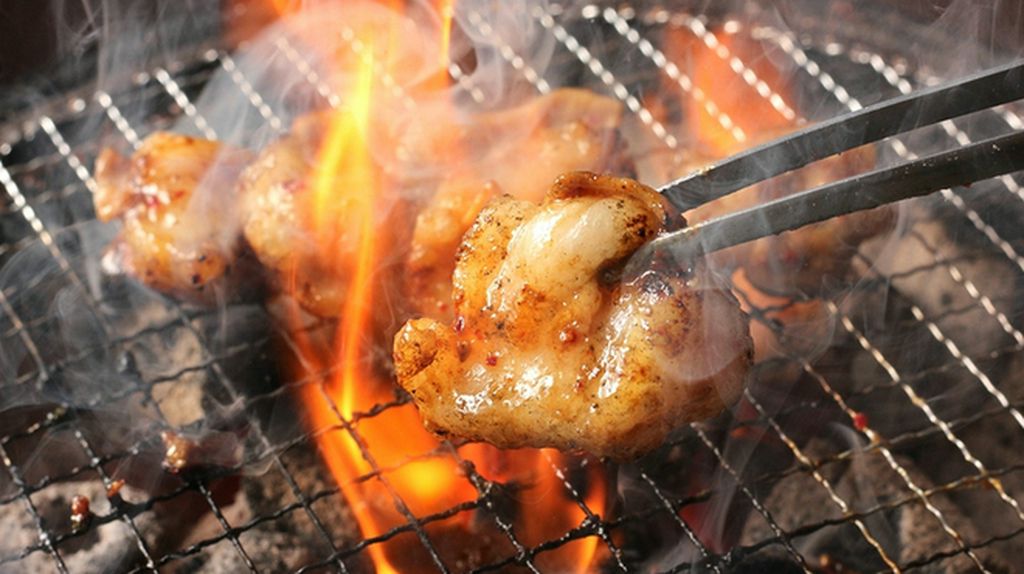 【炭火ホルモン】の看板に恥じない自信の一品!脂たっぷり、プリップリの『牛ホルモン』