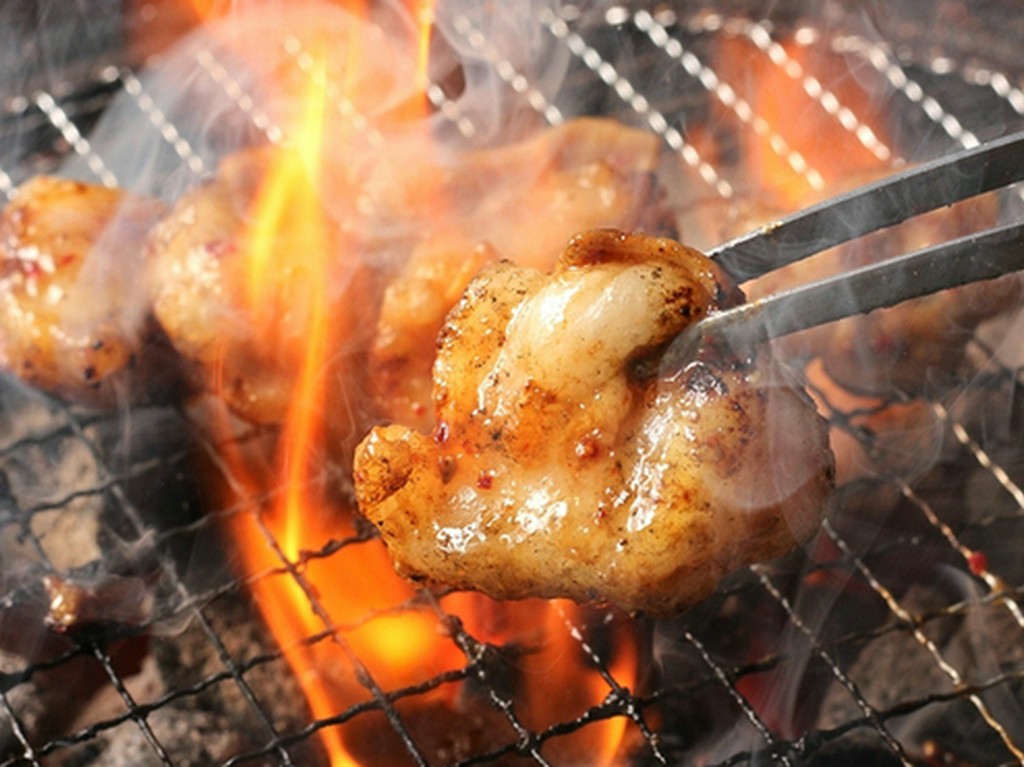 【炭火ホルモン】の看板に恥じない自信の一品！脂たっぷり、プリップリの『牛ホルモン』