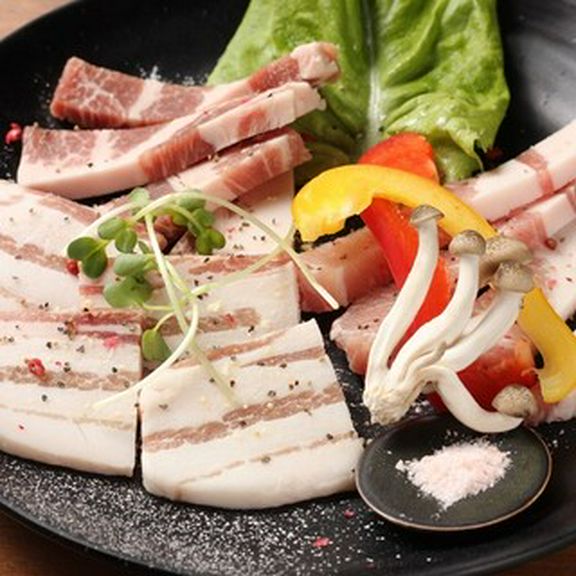 店主が各地の食べ歩きで出会った美味しい豚がコレ！『やんばる島豚あぐ&#12316;3点盛り』
