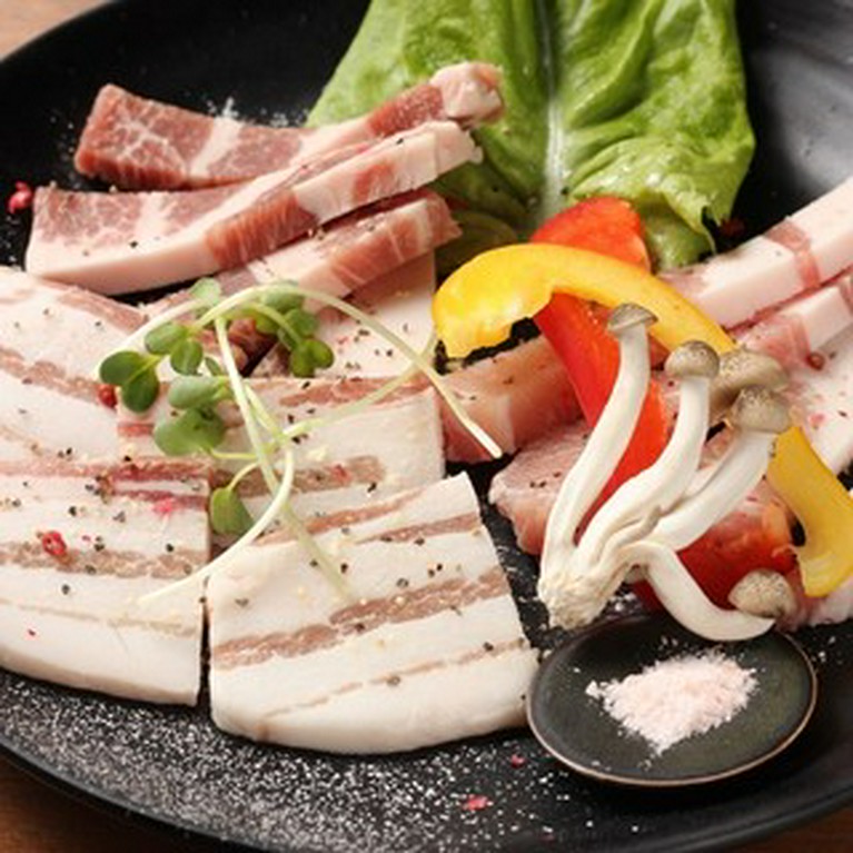 店主が各地の食べ歩きで出会った美味しい豚がコレ！『やんばる島豚あぐ〜3点盛り』